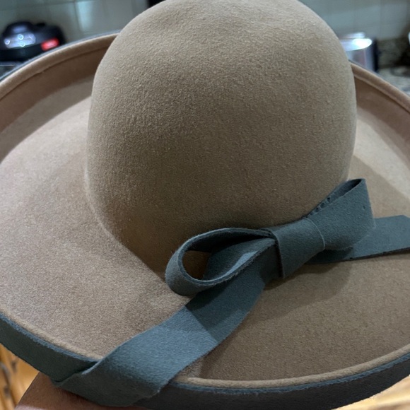 excello Accessories - Vintage Elegant Tan Hat with Dark Gray Bow and gray trim